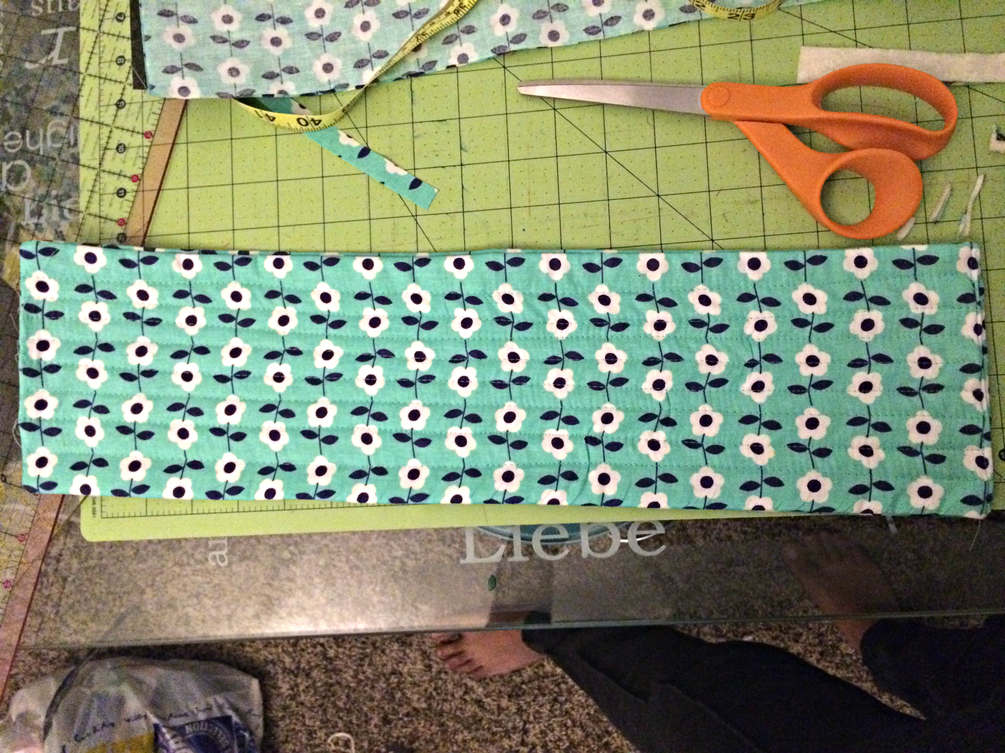 how-to-make-a-round-quilted-makeup-bag-with-inside-pockets-free-pattern-the-stitching-scientist