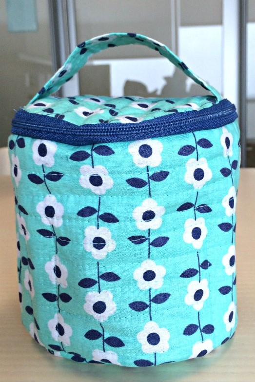 Round makeup bag with inside pockets-Free Pattern